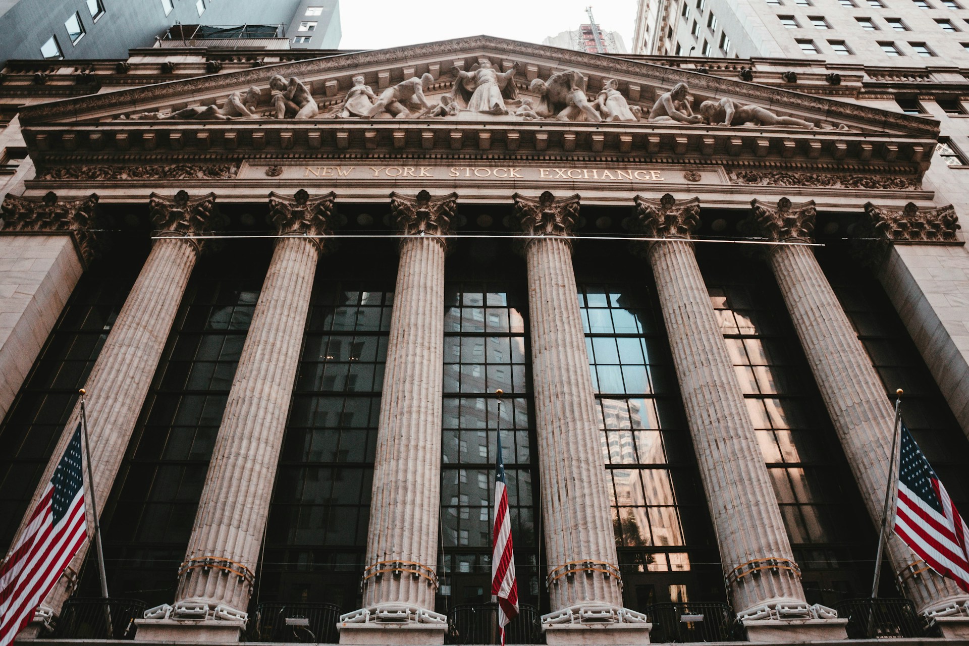Wall Street in crisi: crollo del settore tech e rendimenti dei Treasury in aumento