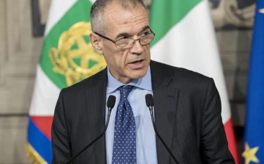 Carlo Cottarelli durante una conferenza