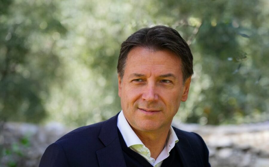 Giuseppe Conte durante un evento politico