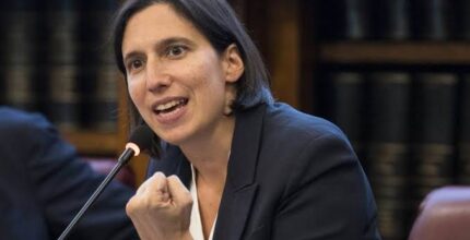 Elly Schlein durante una conferenza stampa