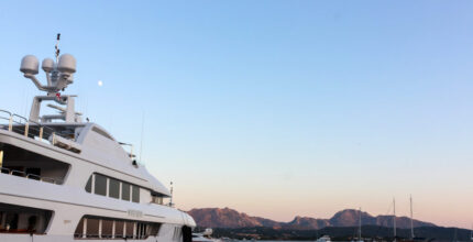 Immagine di un superyacht in metallo
