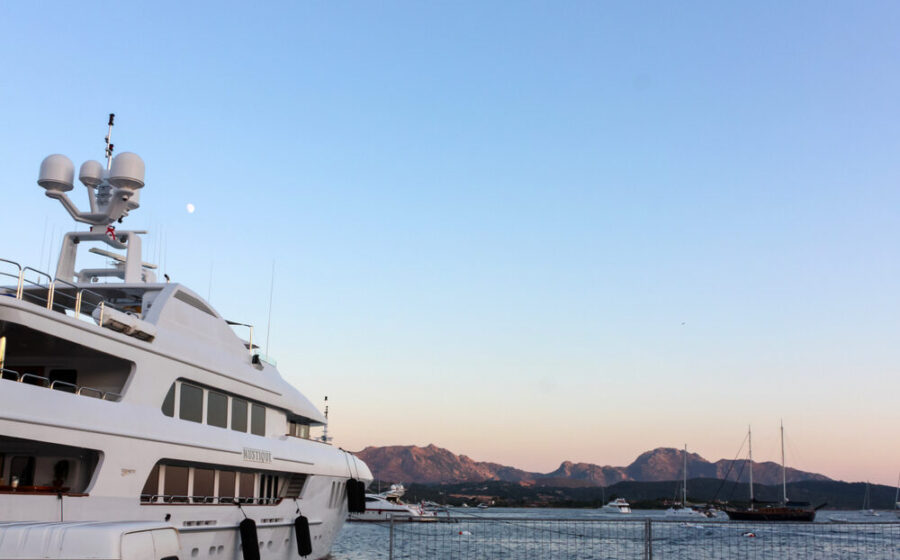Immagine di un superyacht in metallo