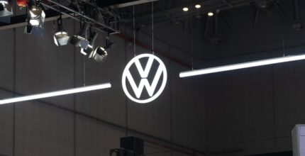 Logo Volkswagen su un'auto in India