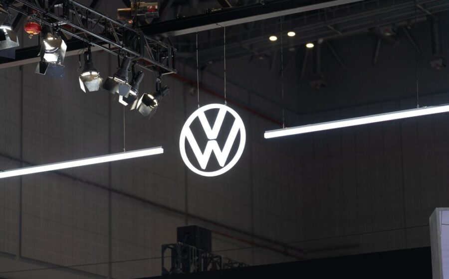 Logo Volkswagen su un'auto in India