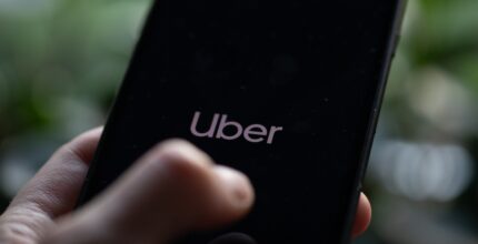Logo di Uber su sfondo urbano