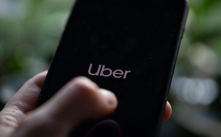 Logo di Uber su sfondo urbano