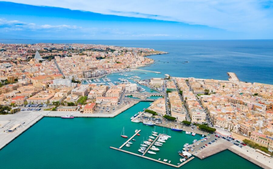 Sentinella Blu, barca confiscata in mare