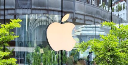 Logo di Apple con sfondo tecnologico